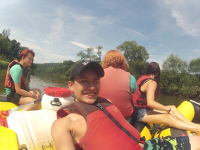 Studerende padle på en flod med kajakker, flåder og kanoer - skoletur til Tjekkiet. En dags eventyr fra Prag.