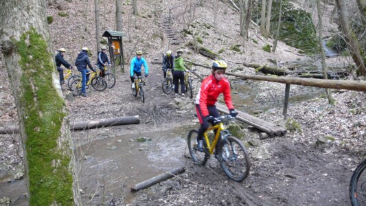 Udfordrende MTB i bakker i den omkringliggende Prag (Tjekkiet).