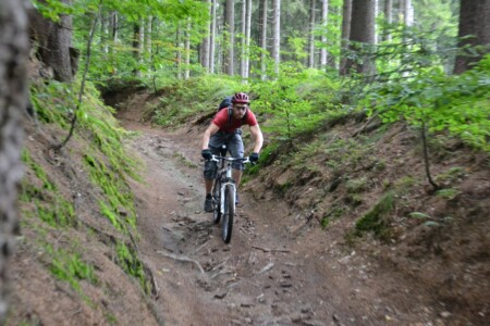 Udfordrende MTB i bakker i den omkringliggende Prag (Tjekkiet).