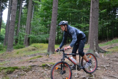 Udfordrende MTB i bakker i den omkringliggende Prag (Tjekkiet).