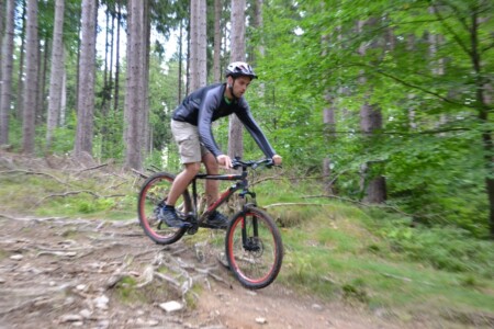 Udfordrende MTB i bakker i den omkringliggende Prag (Tjekkiet).