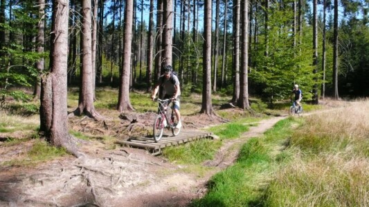 Udfordrende MTB i bakker i den omkringliggende Prag (Tjekkiet).