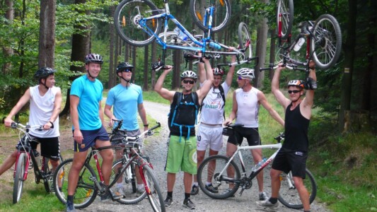 Udfordrende MTB i bakker i den omkringliggende Prag (Tjekkiet).