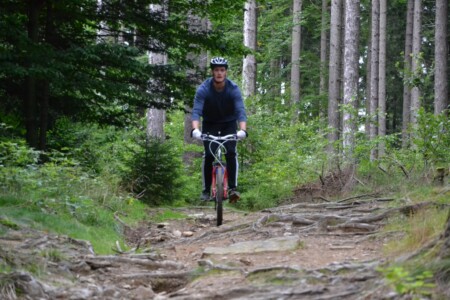Udfordrende MTB i bakker i den omkringliggende Prag (Tjekkiet).