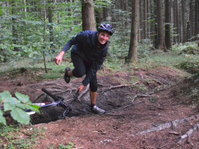 Udfordrende MTB i bakker i den omkringliggende Prag (Tjekkiet).