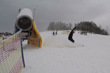 Skier stopping on slope - snow flying